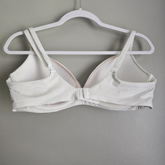 Victoria's Secret Body By Victoria White No Wire Bra 38C - Picture 2 of 6
